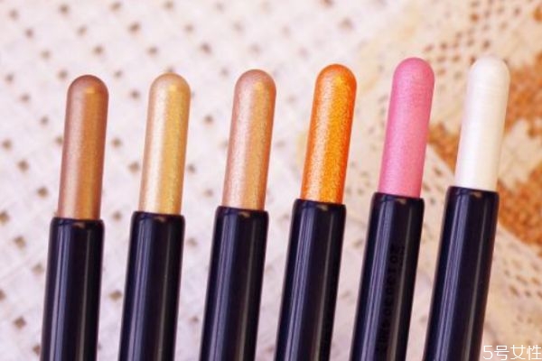 眼影棒應(yīng)該怎么用呢 眼影棒的優(yōu)點有哪些呢