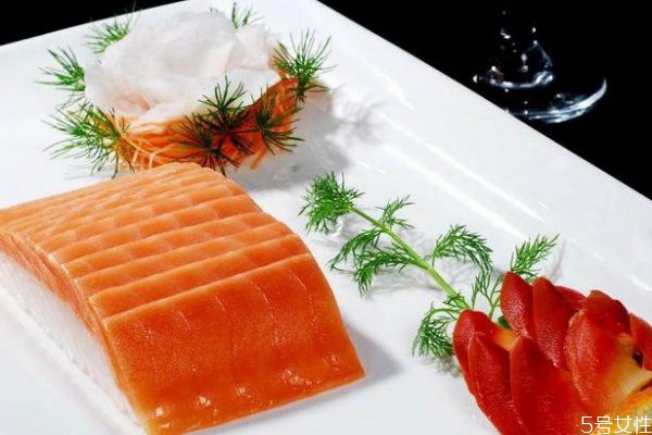 三文魚的魚刺多嗎 三文魚應該怎么吃呢 三文魚的魚刺多嗎 三文魚應該怎么吃呢