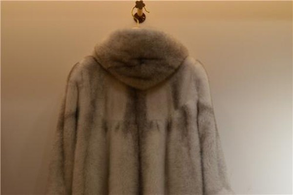 金貂絨大衣的價(jià)格如何 怎么鑒別金貂絨大衣品質(zhì) 金貂絨大衣的價(jià)格如何 怎么鑒別金貂絨大衣品質(zhì)