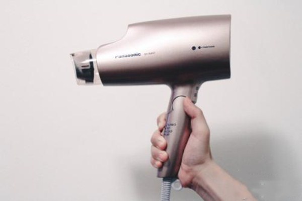 用吹風(fēng)機(jī)吹衣服有什么壞處 吹風(fēng)機(jī)吹衣服要注意什么 用吹風(fēng)機(jī)吹衣服有什么壞處 吹風(fēng)機(jī)吹衣服要注意什么