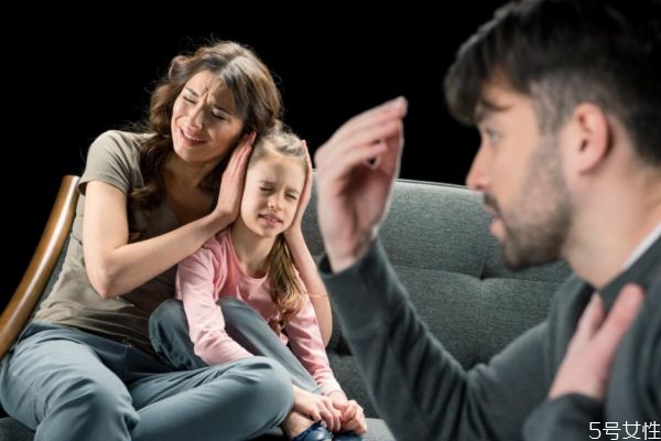 夫妻吵架對小孩子傷害有多大呢 夫妻老吵架怎么辦呢