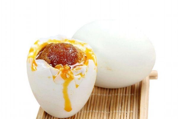 咸鴨蛋的營養(yǎng)價值有什么呢 什么人不能吃咸鴨蛋呢 咸鴨蛋的營養(yǎng)價值有什么呢 什么人不能吃咸鴨蛋呢