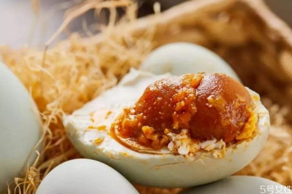 咸鴨蛋的營養(yǎng)價值有什么呢 什么人不能吃咸鴨蛋呢 咸鴨蛋的營養(yǎng)價值有什么呢 什么人不能吃咸鴨蛋呢