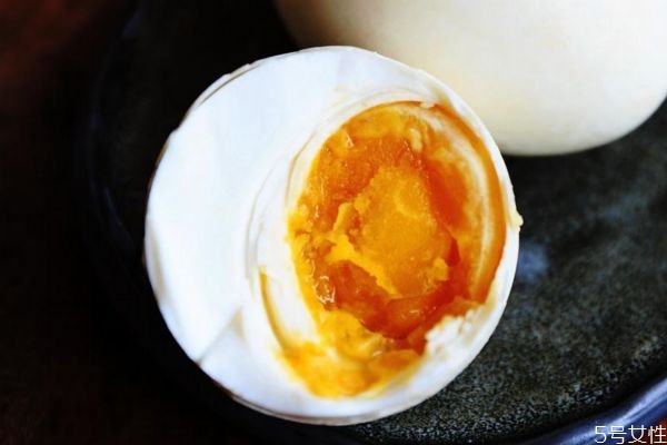 咸鴨蛋可以放多久呢 咸鴨蛋的儲藏方法有什么呢 咸鴨蛋可以放多久呢 咸鴨蛋的儲藏方法有什么呢