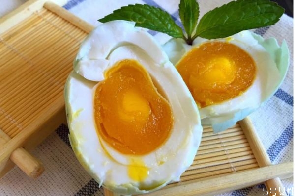 咸鴨蛋可以放多久呢 咸鴨蛋的儲藏方法有什么呢 咸鴨蛋可以放多久呢 咸鴨蛋的儲藏方法有什么呢