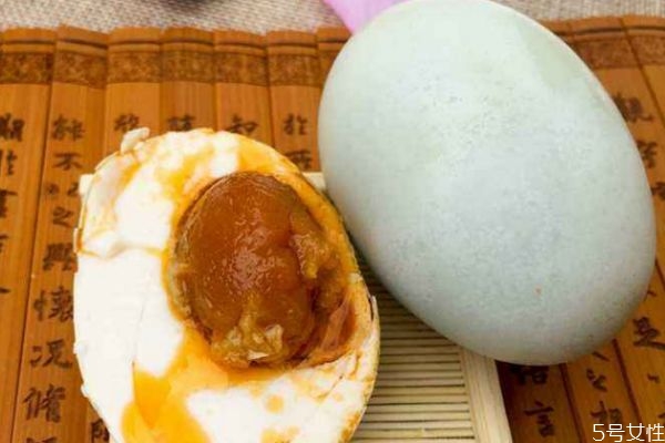 咸鴨蛋可以放多久呢 咸鴨蛋的儲藏方法有什么呢 咸鴨蛋可以放多久呢 咸鴨蛋的儲藏方法有什么呢