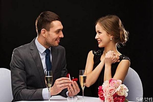 被求婚女生該說(shuō)什么 被求婚應(yīng)該怎么回復(fù)