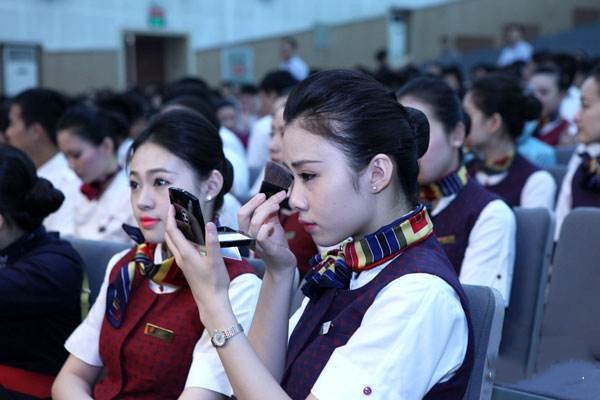 只擦氣墊不定妝可以嗎 定妝用了粉餅還用散粉嗎 只擦氣墊不定妝可以嗎 定妝用了粉餅還用散粉嗎