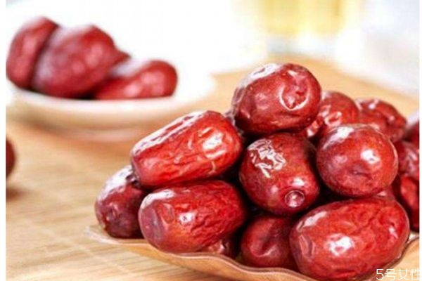 紅棗有什么營養(yǎng)價(jià)值呢 紅棗和青棗有什么區(qū)別呢 紅棗有什么營養(yǎng)價(jià)值呢 紅棗和青棗有什么區(qū)別呢