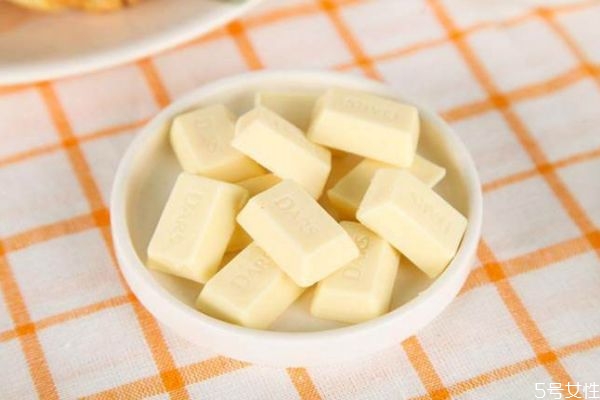 什么是白巧克力呢 白巧克力和黑巧克力有什么區(qū)別呢 什么是白巧克力呢 白巧克力和黑巧克力有什么區(qū)別呢