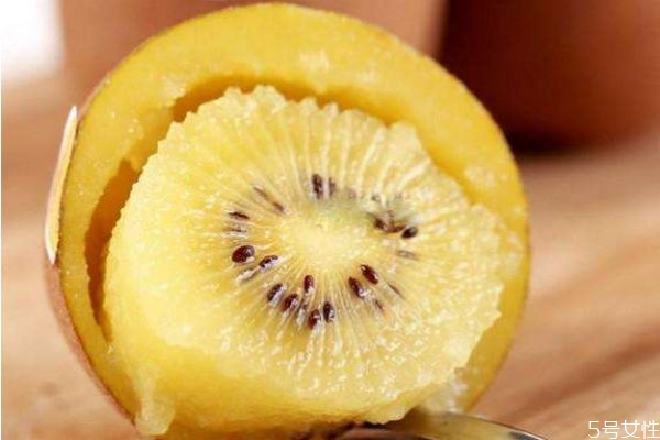 黃心獼猴桃有什么營養(yǎng)價值呢 黃心獼猴桃應(yīng)該怎么吃呢