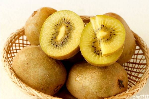 黃心獼猴桃有什么營養(yǎng)價值呢 黃心獼猴桃應(yīng)該怎么吃呢