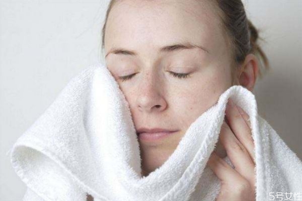 護(hù)理油性皮膚的技巧有哪些 油性皮膚如何選擇護(hù)膚品 護(hù)理油性皮膚的技巧有哪些 油性皮膚如何選擇護(hù)膚品