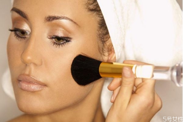 年會主持人妝容眼妝 年會主持人必備的整體造型 年會主持人妝容眼妝 年會主持人必備的整體造型