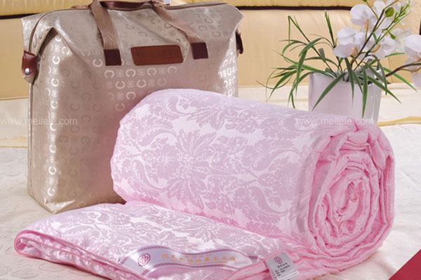 蠶絲被適合什么季節(jié)蓋 蠶絲被為什么不暖和 蠶絲被適合什么季節(jié)蓋 蠶絲被為什么不暖和