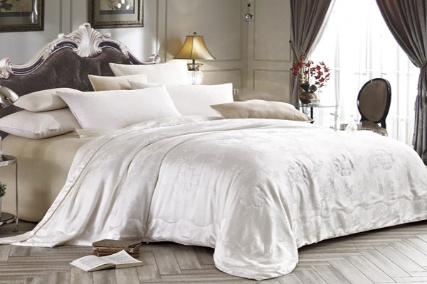 蠶絲被為什么越睡越冷 體寒的人不能蓋蠶絲被嗎 蠶絲被為什么越睡越冷 體寒的人不能蓋蠶絲被嗎