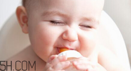 新生兒吐奶情況什么時(shí)候會(huì)沒有？寶寶吐奶了怎么辦？