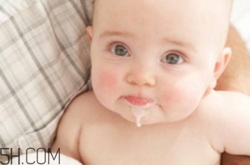 怎樣能減少寶寶吐奶情況？寶寶吐奶后要注意哪些問(wèn)題？