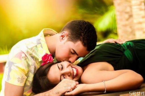 第一次談戀愛(ài)該怎么談 第一次談戀愛(ài)注意事項(xiàng)