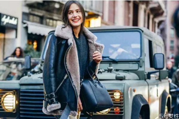 羊羔毛外套配什么褲子好看 羊羔毛外套搭配禁忌 羊羔毛外套配什么褲子好看 羊羔毛外套搭配禁忌