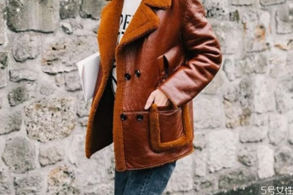 羊羔毛外套配什么褲子好看 羊羔毛外套搭配禁忌 羊羔毛外套配什么褲子好看 羊羔毛外套搭配禁忌