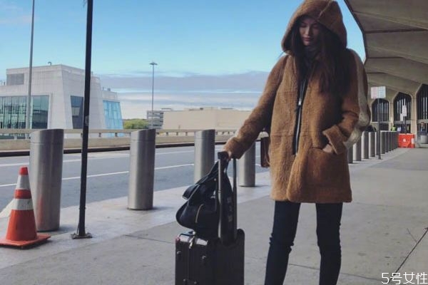 羊羔毛外套配什么褲子好看 羊羔毛外套搭配禁忌 羊羔毛外套配什么褲子好看 羊羔毛外套搭配禁忌