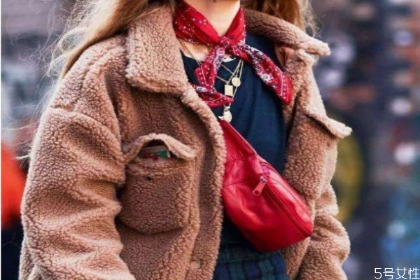 羊羔毛的衣服染色了怎么辦 羊羔毛染色了怎么補救 羊羔毛的衣服染色了怎么辦 羊羔毛染色了怎么補救