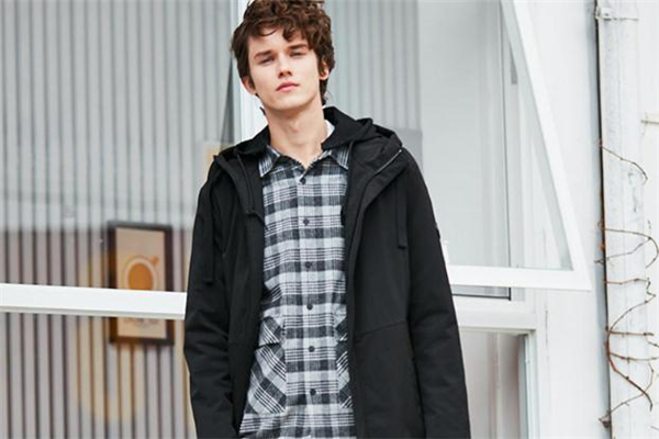 男生風衣里面搭配什么衣服好看 男生風衣里面怎么搭配 男生風衣里面搭配什么衣服好看 男生風衣里面怎么搭配