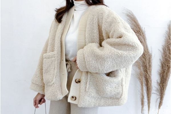 羊羔毛的衣服染色了怎么辦 羊羔毛染色了怎么補救 羊羔毛的衣服染色了怎么辦 羊羔毛染色了怎么補救