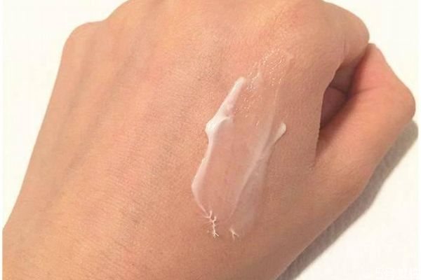 保濕霜的作用 保濕霜和乳液的區(qū)別 保濕霜的作用 保濕霜和乳液的區(qū)別