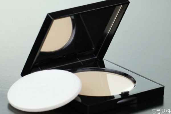 芭比布朗粉餅1號色白嗎 芭比布朗粉餅1號和5號區(qū)別 芭比布朗粉餅1號色白嗎 芭比布朗粉餅1號和5號區(qū)別