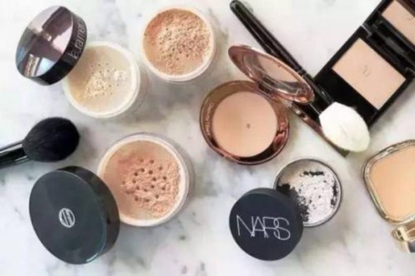 散粉和蜜粉怎么用 散粉、蜜粉和粉餅有什么區(qū)別 