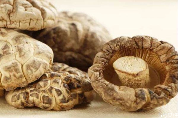 吃香菇有什么好處呢 香菇怎么做好吃呢 吃香菇有什么好處呢 香菇怎么做好吃呢