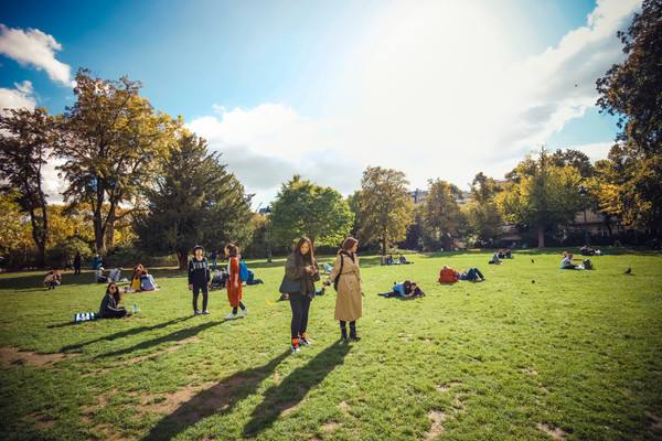 經(jīng)常曬太陽(yáng)對(duì)頭發(fā)有好處嗎 長(zhǎng)時(shí)間曬太陽(yáng)頭發(fā)會(huì)變黃嗎 經(jīng)常曬太陽(yáng)對(duì)頭發(fā)有好處嗎 長(zhǎng)時(shí)間曬太陽(yáng)頭發(fā)會(huì)變黃嗎