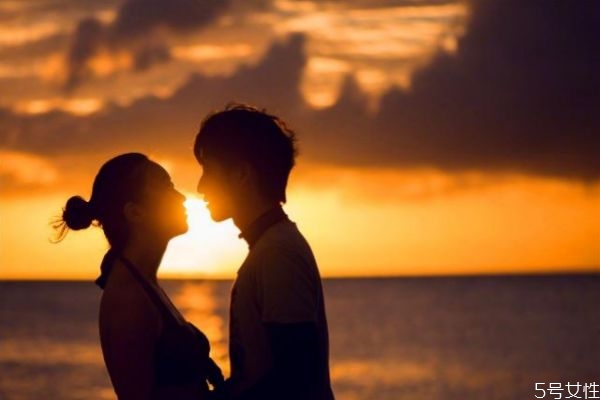 接吻的時(shí)候女生該怎么做 第一次戀愛如何接吻