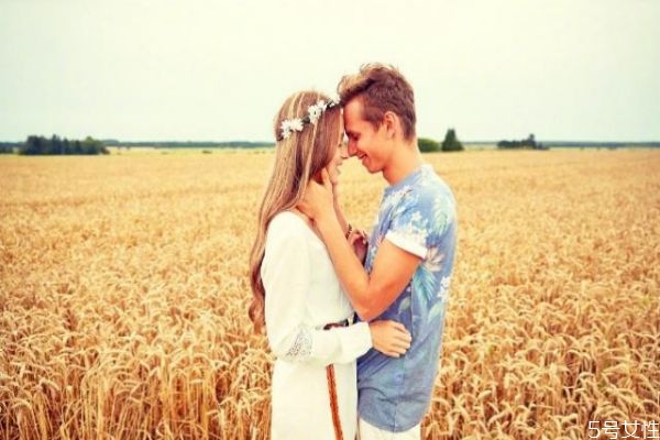 接吻的時(shí)候女生該怎么做 第一次戀愛如何接吻