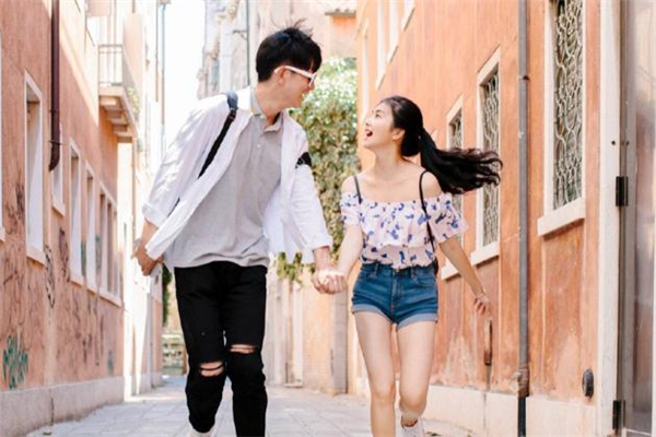 女生問(wèn)你喜歡我哪一點(diǎn)怎么回答 女生問(wèn)喜歡我哪里怎么回答