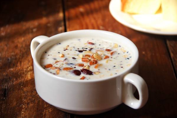 燕麥片可以用冷牛奶泡嗎 牛奶泡燕麥片有什么功效 燕麥片可以用冷牛奶泡嗎 牛奶泡燕麥片有什么功效