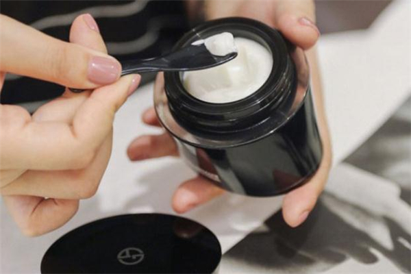 阿瑪尼黑鑰匙面霜多少錢一瓶 黑鑰匙面霜和乳霜的區(qū)別 阿瑪尼黑鑰匙面霜多少錢一瓶 黑鑰匙面霜和乳霜的區(qū)別