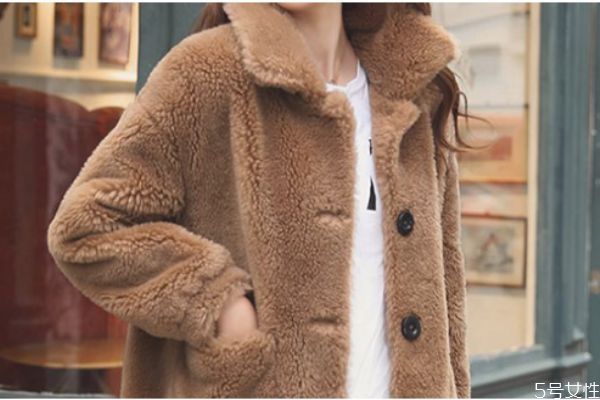 羊羔毛在里面還是在外面 羊羔毛外套買大了怎么改小 羊羔毛在里面還是在外面 羊羔毛外套買大了怎么改小