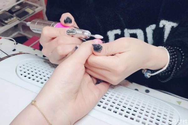 美甲一個(gè)月不卸可以嗎 美甲做了多久就要卸 美甲一個(gè)月不卸可以嗎 美甲做了多久就要卸