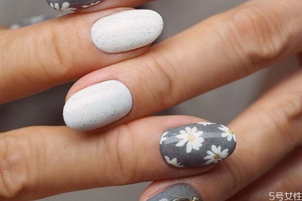 美甲一個(gè)月不卸可以嗎 美甲做了多久就要卸 美甲一個(gè)月不卸可以嗎 美甲做了多久就要卸