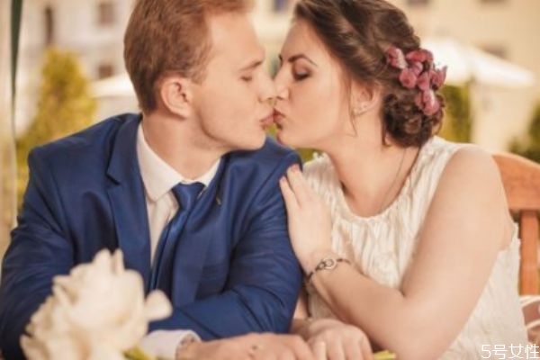 怎樣和女朋友第一次接吻 第一次和女友接吻要注意什么 怎樣和女朋友第一次接吻 第一次和女友接吻要注意什么