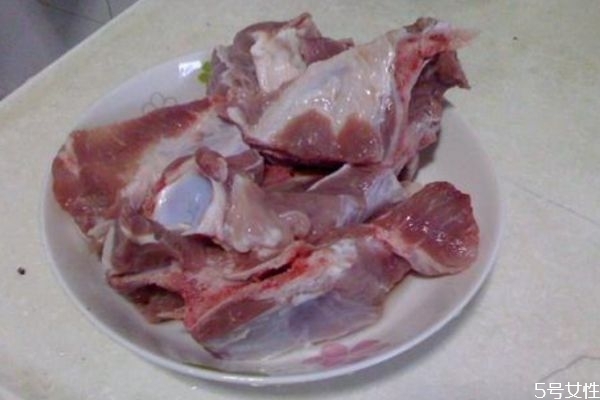 豬骨有什么營(yíng)養(yǎng)價(jià)值呢 吃豬骨有什么好處呢