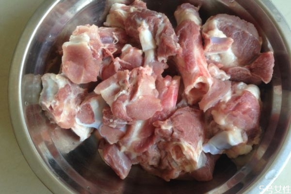 豬骨有什么營(yíng)養(yǎng)價(jià)值呢 吃豬骨有什么好處呢