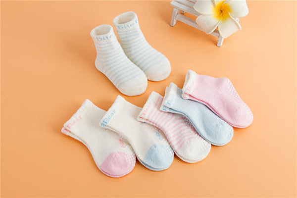 寶寶睡覺可以穿襪子嗎 怎么給寶寶挑選襪子 寶寶睡覺可以穿襪子嗎 怎么給寶寶挑選襪子