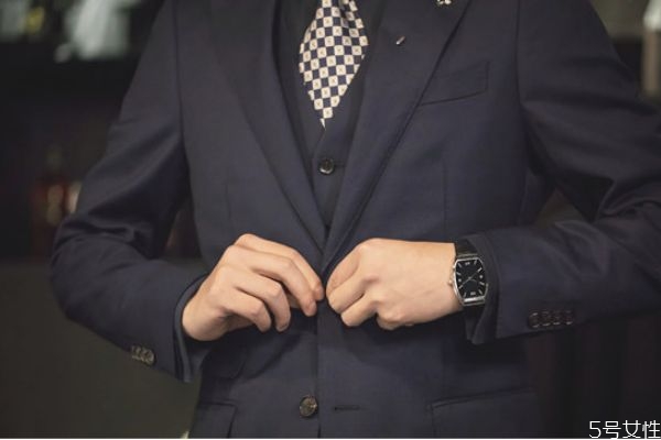 小西裝如何清洗 小西裝怎么防止褶皺 小西裝如何清洗 小西裝怎么防止褶皺