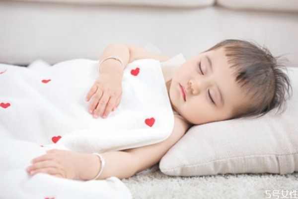 冬天寶寶睡覺(jué)穿什么 冬天寶寶睡覺(jué)穿衣指南