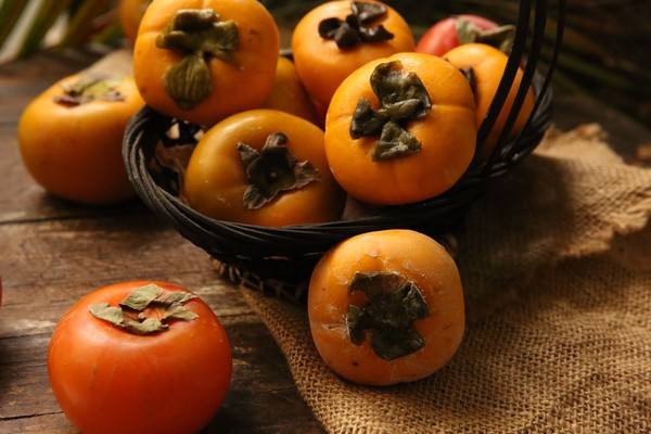 吃柿子的最佳時(shí)間 柿子吃多了有什么壞處 吃柿子的最佳時(shí)間 柿子吃多了有什么壞處