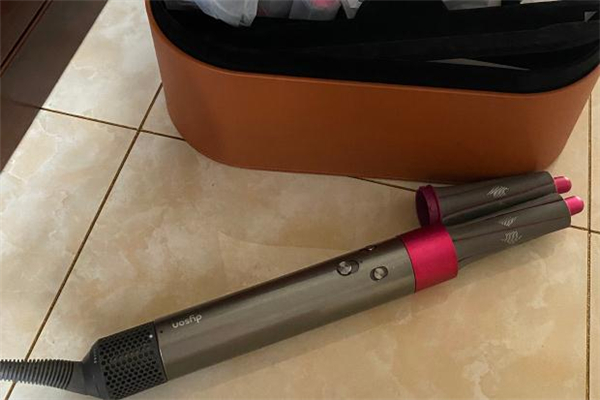 戴森卷發(fā)棒可以替代吹風(fēng)機(jī)嗎 戴森卷發(fā)棒和吹風(fēng)機(jī)對(duì)比